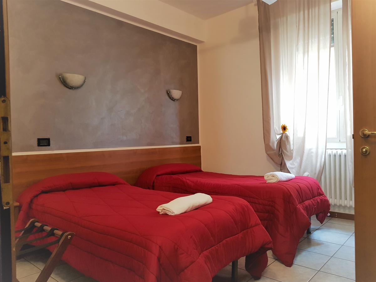 Hotel Marinoni Lomazzo Bagian luar foto