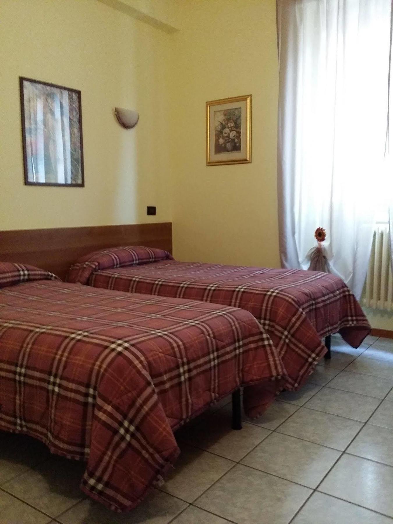Hotel Marinoni Lomazzo Bagian luar foto