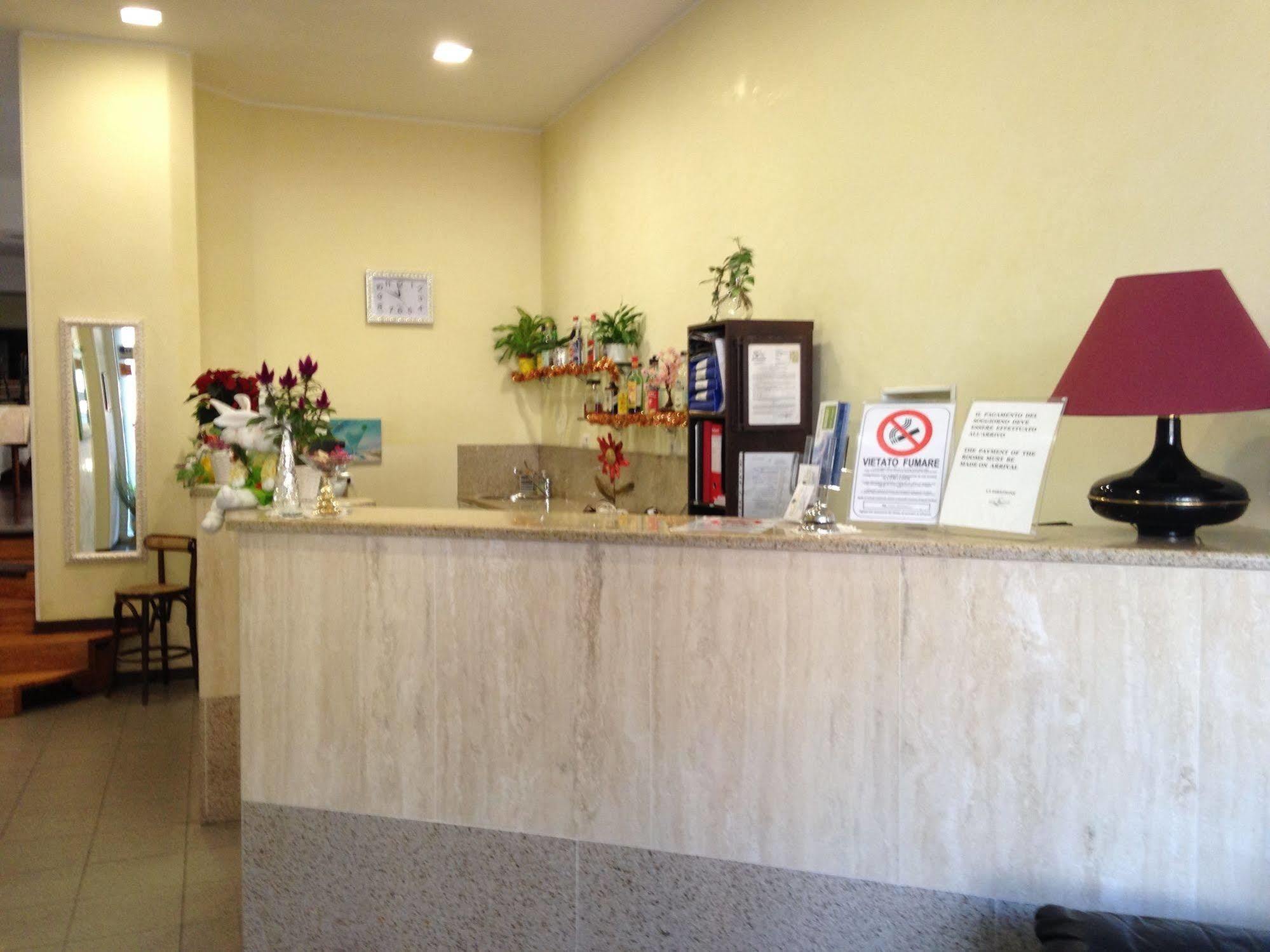 Hotel Marinoni Lomazzo Bagian luar foto