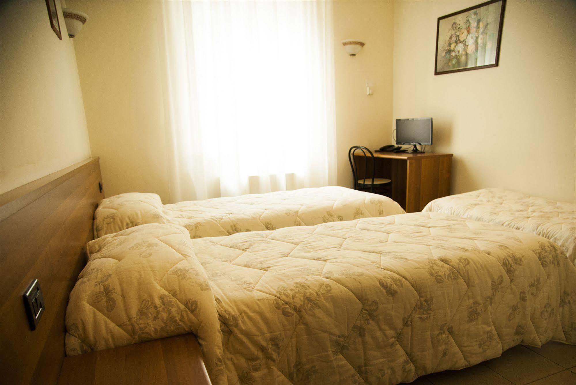 Hotel Marinoni Lomazzo Bagian luar foto